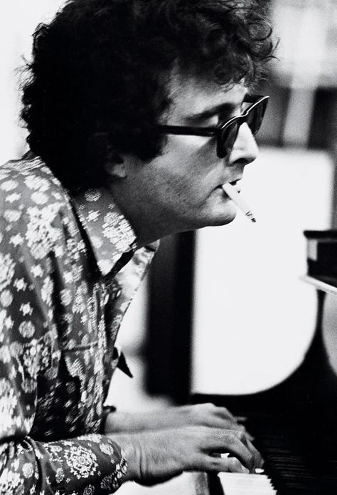 How Randy Newman and His Family Have Shaped Movie Music for Generation | Vanity Fair Randy Newman, Irving Berlin, Annie Leibovitz, The American Dream, Kinds Of Music, American Dream, Back To Black, Good Old, Vanity Fair