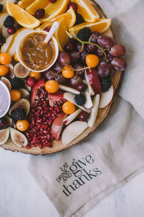 Fall Fruit Tray | The Blondielocks | Life + Style Fall Platter Ideas, Thanksgiving Fruit Board, Fall Fruit Tray Ideas, Fall Fruit Board, Fall Fruit Charcuterie Board, Winter Fruit Tray, Fall Fruit Platter Ideas, Fall Fruit Tray, Fall Fruit Platter