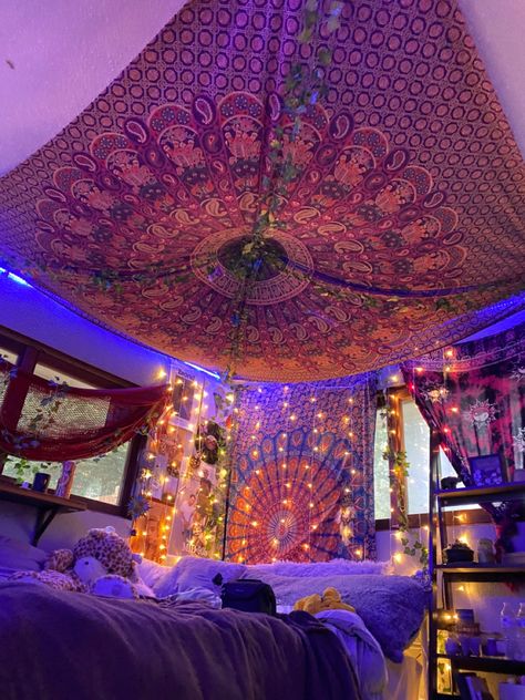 Bedroom Decor Trippy, Room Ideas Trippy Aesthetic, Trippy Rooms Aesthetic Decor, Trippy Room Decor Ideas, Cozy Hippie Bedroom, Bedroom Ideas Trippy, Room Ideas Trippy, Ceiling Decorations Bedroom, Tapestry Bedroom Cozy