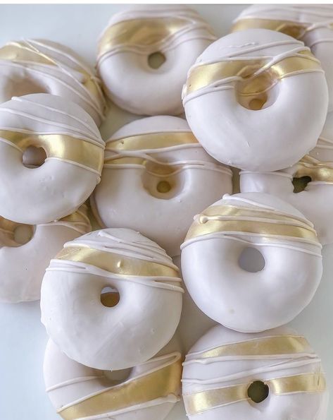 Mini Donuts Ideas Wedding, Doughnut Wedding Cake, Mini Patisserie, Gold Donuts, Fancy Donuts, Donut Decorating Ideas, Donut Decorations, Catering Desserts, Cookie Table