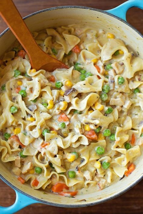 Chicken Pot Pie Noodles, Pot Pie Noodles, Creamy Chicken Pot Pie, Pasta Alla Carbonara, Resep Pasta, Pasta Carbonara, Crockpot Meals, Goulash, Rigatoni