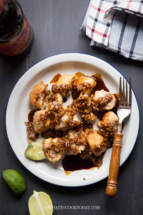 Batagor (Fried Dumplings with Peanut Sauce). Learn how to make these popular Indonesian fried dumplings made with fish or meat paste stuffed inside tofu and wonton skin and served with peanut sauce. Siomay Photography, Dumplings Photography, Food Photography Filipino Cuisine, Dimsum Food Photography, Dumpling Food Photography, Rendang Padang Aesthetic, Instant Pot Asian Recipes, Asian Fusion Recipes, Malay Food