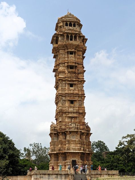 The Vijay Stambh victory tower is over 37 meters tall, and it was built in the 14th century to commemorate a victory by the Rajputs over the Delhi Sultanate. The tower is a fine example of Rajput architecture, and it offers stunning views of the fort and the surrounding countryside. Rajput Architecture, Rajgad Fort Images, Indian Monuments Photography, Maharashtra Forts, Chittorgarh Fort, Delhi Sultanate, Historical Monuments Of India, India Historical Place, Indian Sculpture