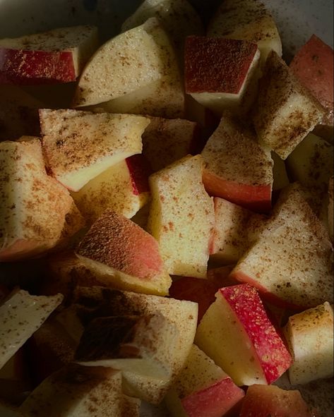 Aesthetic Snacks Healthy, Dumpling Aesthetic, Apple Jack Aesthetic, Apple Aesthetic Fruit, Apples Aesthetic, Cinnamon Aesthetic, Aesthetic Snacks, Aesthetic Fruits, Fruits Aesthetic