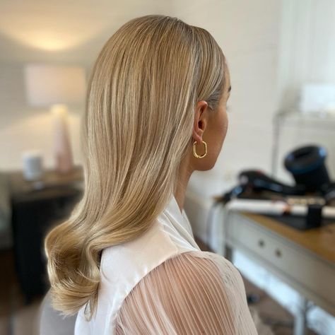 Shauna Lawlor Hair 💫 | 60s vibe for the gorgeous Lorna ✨ Blond bombshell 🙌 and it’s all her own hair! For extra volume at the crown area I used heated rollers … | Instagram 1960s Bridal Hair, 60s Hair Wedding, Bombshell Wedding Hair, 60s Wedding Hair, 70s Hair Styles, Blond Bombshell, Heated Rollers, 60s Hair, 60s Vibe