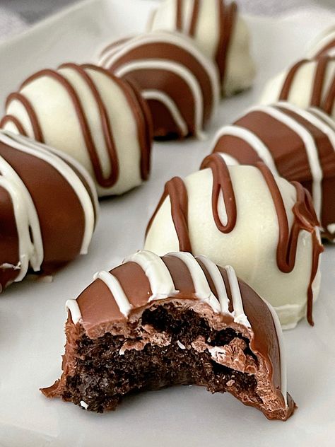 Indulge in the creamy decadence of these irresistible No Bake OREO Cheesecake Balls! Made with just three ingredients - Oreos, cream cheese, and chocolate - these bite-sized treats are a perfect blend of chocolatey goodness and creamy cheesecake. Easy to make and even easier to devour, these OREO Cheesecake Balls are a must-try dessert for any occasion! Chocolate Cheesecake Balls, Oreo Cheesecake Balls, No Bake Oreo Balls, Oreo Balls Recipe, Cheesecake Balls, Cheese And Chocolate, Cheesecake Easy, No Bake Oreo Cheesecake, Oreo Balls