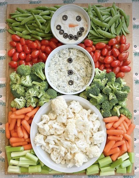 Christmas Veggie Tray, Veggie Board, Christmas Appetizers Party, Vegetable Tray, Christmas Recipes Appetizers, Christmas Tray, Christmas Fruit, Charcuterie Recipes, Veggie Tray