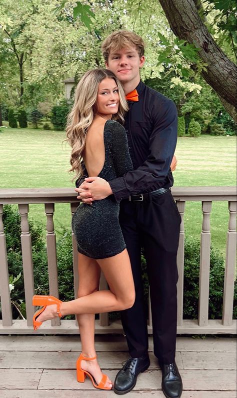 Semi Formal Poses Photo Ideas, Fall Homecoming Picture Ideas, Winter Ball Picture Ideas, Semi Formal Photoshoot Couple, Hoco Photo Ideas 3 Friends, Couple Poses For Dances, Cute Prom Pics With Boyfriend, School Dance Couple Pictures, Couple Poses Formal Picture Ideas