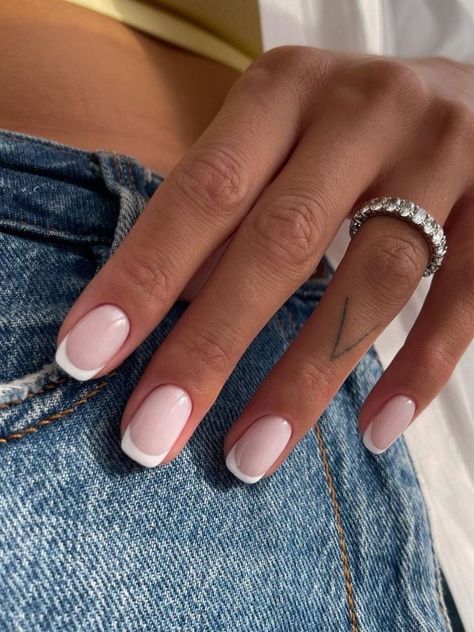 classic short square French tips Gel Nails French, Short Nail Manicure, Unghie Nail Art, Short Gel Nails, French Manicure Nails, May Nails, French Acrylic Nails, Casual Nails, Cute Gel Nails