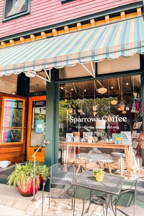 Bookshop Café, Cute Coffee Shop, Bookstore Cafe, Coffee Shop Interior Design, Coffee Shop Aesthetic, Coffee Shops Interior, Book Cafe, Local Coffee, Cute Cafe