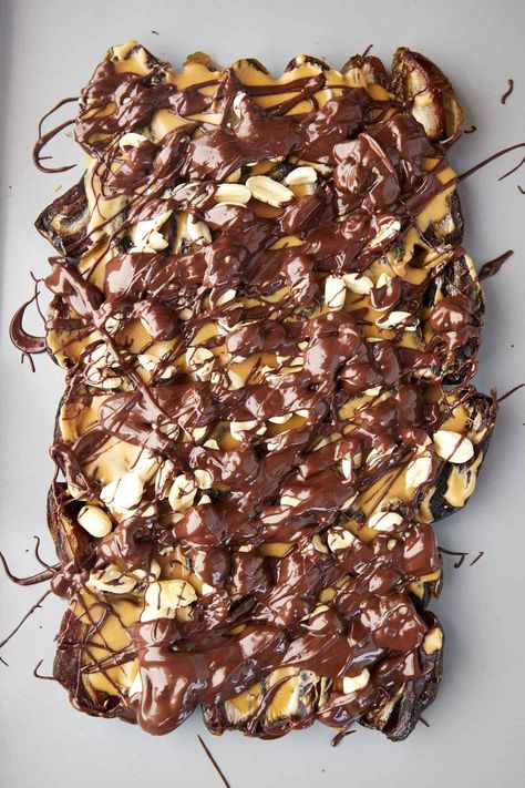 Chocolate Bark With Dates, 4 Ingredient Date Snickers, Date Bark Recipe Healthy, Easy To Eat Desserts, Homemade Snickers With Dates, Date Peanut Butter Chocolate Bark, Medjool Date Snickers, Date Bars Recipe Healthy No Bake, Dessert Dates Recipe