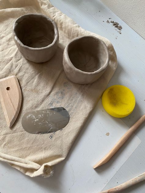 Pottery Class Aesthetic, Clay Ceramics Ideas, Ceramic Pottery Ideas, Ceramica Aesthetic, Ceramics Aesthetic, Ceramic Aesthetic, Clay Aesthetic, Pottery Aesthetic, Ceramics Workshop