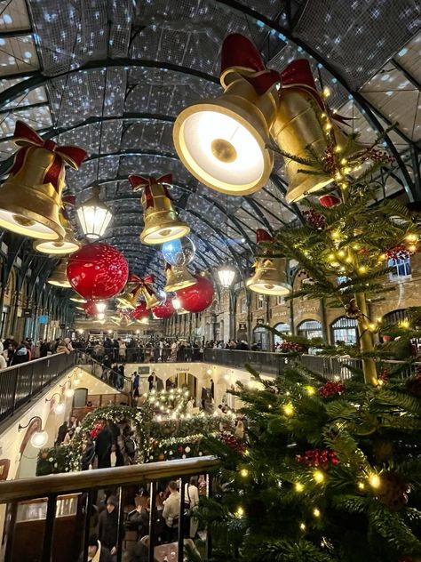 London Christmas Market, Vintage London Photography, Covent Garden London, Christmas Planning, London Christmas, Merry Christmas Wishes, London Instagram, Covent Garden, Christmas Aesthetic