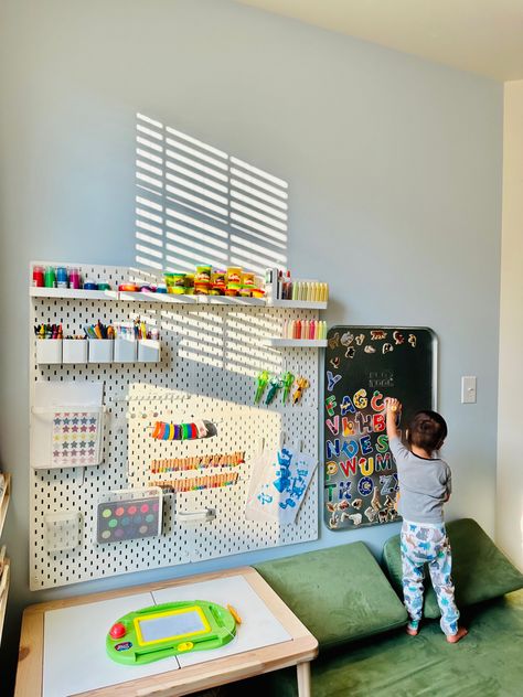 Ikea Pegboard Playroom, Ikea Pegboard Ideas Playroom, Pegboard In Playroom, Ikea Art Station For Kids Bedroom, School Age Playroom, Mini Playroom Ideas, Kids Playroom Art Area, Kids Pegboard Ideas, Small Bedroom Playroom Combo