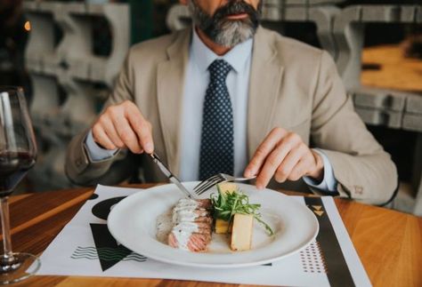 How To Attend A Fine Dining Restaurant In Style (Etiquette Tips For Men) Table Setting Guide, Table Setting Etiquette, Good Table Manners, Eating Table, Winter Resort, Dining Etiquette, Table Manners, Etiquette And Manners, Dining Restaurant