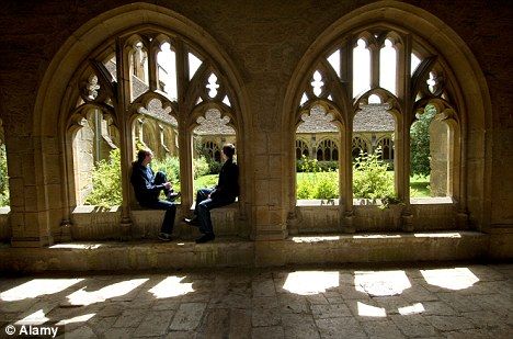 Men can wear skirts at Oxford University as academic dress code is changed to… Hogwarts Aesthetic, Slytherin Aesthetic, Albus Dumbledore, Harry Potter Aesthetic, Dark Academia Aesthetic, Oxford University, The Secret History, Academia Aesthetic, Harry Potter World