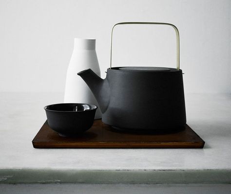 5 Essentials You Need When Hosting An Awesome Modern Tea Party // A simple tea pot in a solid color is the best way to keep things modern. Modern Tea Party, Tea Kettle, Tea Ceremony, Black Tea, Tea Room, Objects Design, Tea Pot, Design Interior, Ceramic Pottery