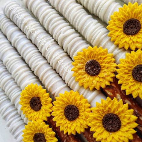 Sunflower Dessert Table, Sunflower Pretzels, Wedding Treats Table, Flower Desserts, Sunflower Themed Wedding, Cereal Treats, Chocolate Covered Treats, Wedding Treats, Covered Strawberries