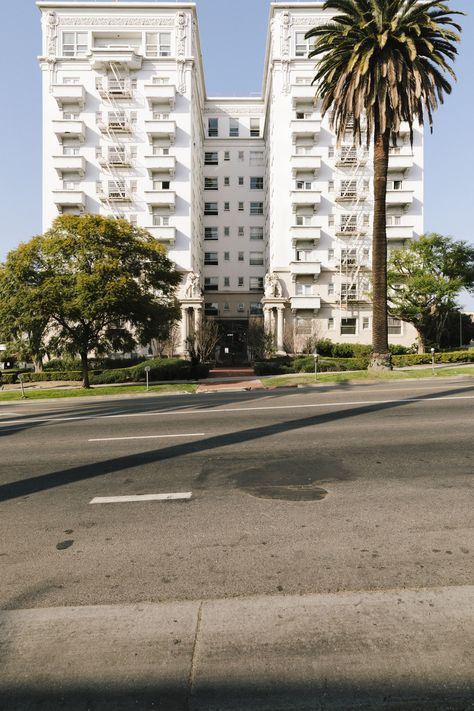 The Wilshire Boulevard apartments that became the symbol of LA noir - Curbed LA Wilshire Boulevard, Old Hollywood Homes, Gorgeous Apartment, Raymond Chandler, Miracle Mile, Los Angeles Neighborhoods, Hollywood Homes, Bunker Hill, Sunset Strip