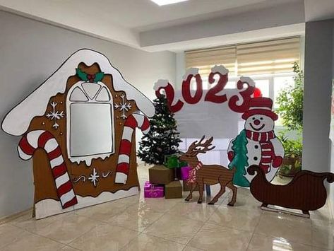 Diy Photo Backdrop Christmas, Christmas Board Decoration, Classroom Christmas Decorations, Christmas Concert, Christmas Themes Decorations, Christmas School, Office Christmas Decorations, Christmas Classroom, Office Christmas