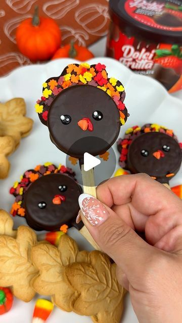 Thanksgiving Dip, Oreo Turkey, Maria Gomez, Thanksgiving Chocolates, Turkey Cake, Happy Thanksgiving Everyone, Turkey Cookies, Sandwich Cookie, Chocolate Dipped Oreos