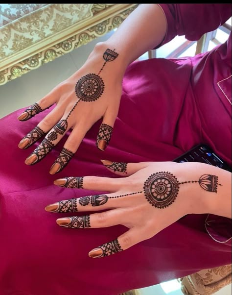 Modern Minimal Mehendi, Minimal Henna Designs Back, Minilistic Mehndi Design, Simple Circular Mehndi Designs, Minimal Mehendi Designs For Bride, Mehndi Asthetic Picture, Bride Simple Mehendi Design, Simple Minimal Mehndi Designs, Minimalist Mehendi Bride