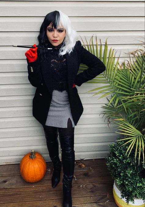 Diy Cruella Deville Costume Women, Cruella Photoshoot, Cruelly Devil Costume, Cruela De Vil Costume Ideas Diy, Cruella Diy Costume, Cruella Costume Diy, Cruella Deville Costume Diy, Cruella Deville Inspired Outfit, Halloween Costumes Cruella