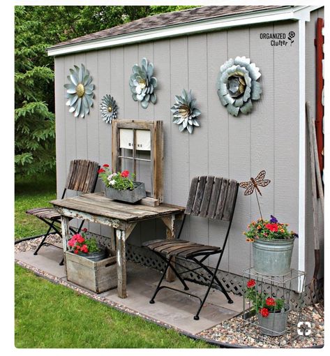 Garden Shed Decor, Small Shed, Junk Garden, Shed Landscaping, Shed Decor, Grass Wall, Container Gardening Flowers, Garden Junk, Outdoor Garden Decor