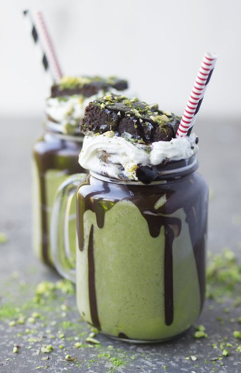 Matcha Beverages, Monster Shakes, Delicious Milkshakes, Matcha Food, Matcha Brownies, Green Tea Dessert, Matcha Green Tea Recipes, Matcha Recipes, Matcha Chocolate