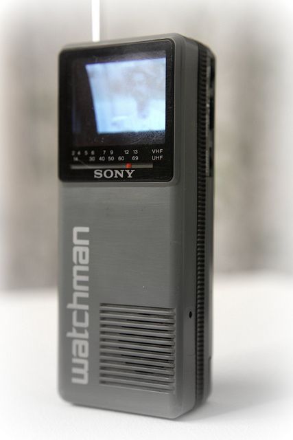 Sony Watchman - When I was a kid I thought this was so awesome - even if it could only pick up a few TV channels! 1980s Technology, Sony Watchman, Fotocamere Vintage, Old Technology, Vintage Television, Retro Gadgets, Tv Sets, Old Computers, Vintage Tv