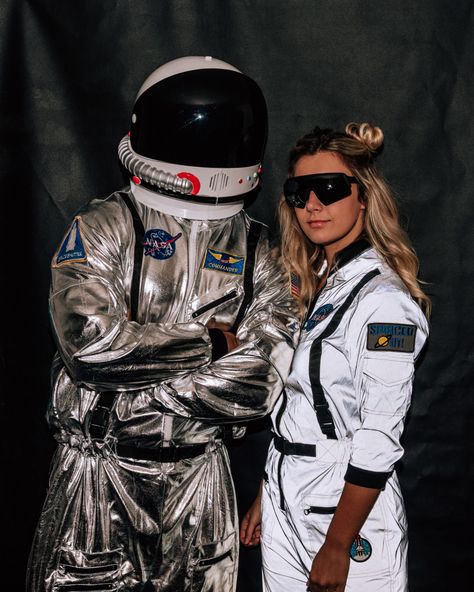 Halloween Astronaut Costume, Astronaut Couple Costume, Astronaut And Alien Costume Couples, Spacesuit Costume, Diy Astronaut Costume, Astronaut Halloween Costume, Astronaut Halloween, Halloween Couple Costumes, Storybook Character Costumes