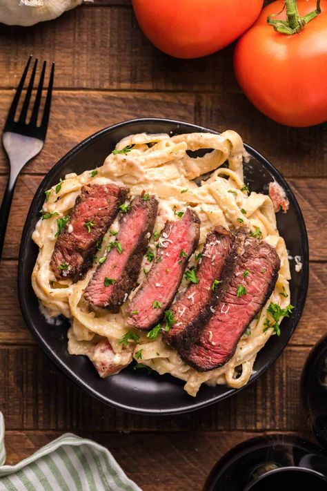 Italian Fettuccine Alfredo, Meat Meals Dinner Tonight, Pasta Wedding Dinner, Meal With Steak, Steak Alfredo Recipe, Gorgonzola Alfredo Sauce, Beef Fillet Pasta, Steak Dinner Ideas Healthy, Steak Pasta Sauce