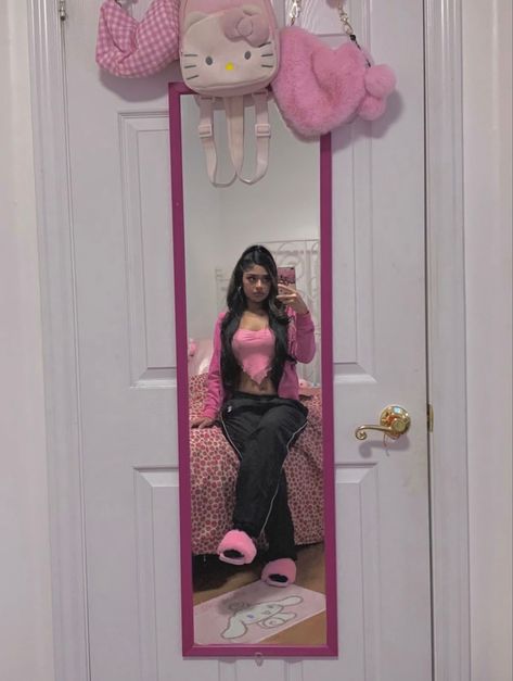 Aesthetic Pink Room Ideas, Hello Kitty Aesthetic Outfit, Star Girl Room, Girly Goth Aesthetic, Room Inspiration Pink, Hello Kitty Outfit Aesthetic, Pink Room Ideas, Y2k Aesthetic Pink, Body Tea