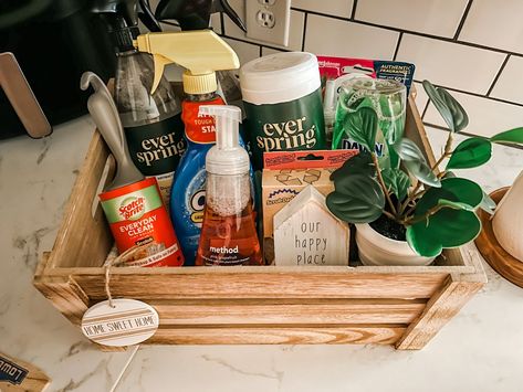 Housewarming Bathroom Gift Basket, Bathroom Basket Gifts, Dollar Tree Housewarming Gift Ideas, House Warming Cleaning Gift Basket, First Home Basket Gift, Cleaning Basket Gift Ideas, Cheap House Warming Gift, Cleaning Supply Gift Basket Ideas, Cleaning Basket Gift