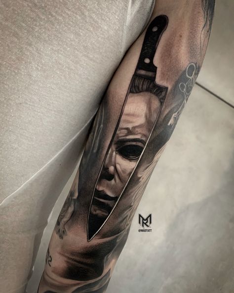 Horror Movie Filler Tattoos, Micheal Myers Tattoo, Pennywise Tattoo, Michael Myers Tattoo, Shen Long Tattoo, Halloween Tattoos Sleeve, Horror Movie Tattoos, Knife Tattoo, Movie Tattoo