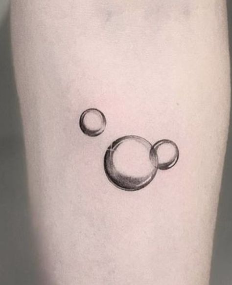 Black And White Bubbles Drawing, Black And White Bubble Tattoo, Realistic Bubble Tattoo, Tattoo Of Bubbles, Underwater Bubbles Tattoo, Bubble Tattoo Design, Bubble Tattoo Ideas Black, Water Droplets Tattoo, Ocean Bubbles Tattoo