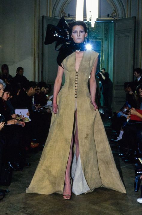 Olivier Theyskens Fall 1998 Ready-to-Wear Fashion Show Collection Oliver Theyskens, Archival Fashion, Olivier Theyskens, 90s Runway Fashion, Runway Fashion Couture, Vintage Runway, Runway Collection, Fashion Show Collection, Only Fashion