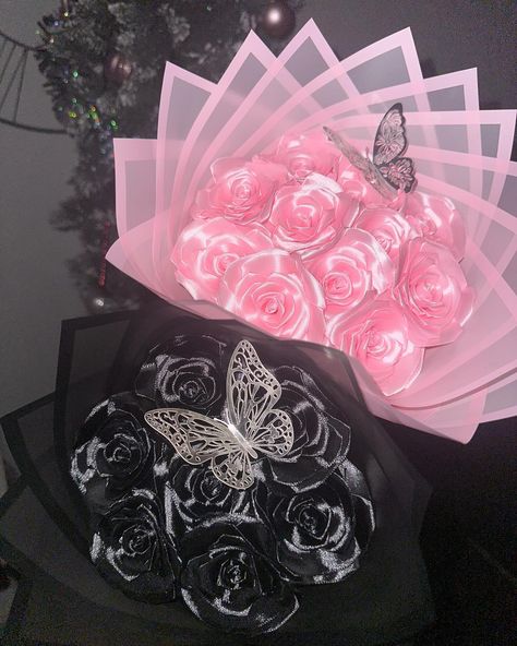 When Darkness And Softness Come Together🩷🖤 12 & 7 Handcrafted Roses 💐 DM To Order 💌 • • • • • • • • • THE ETERNAL FLORISTS Your Destination For Exquisite Handcrafted Ribbon Roses. Our beautiful handcrafted ribbon rose bouquets are perfect to elevate your special moments for Anniversaries, Birthdays, Holidays, Weddings, Graduations and all other occasions or simply to show someone you’re thinking of them. BOUQUET SIZES FROM 1 ROSE - 100 ROSES *ALL BOUQUETS ARE MADE TO ORDER PLEASE ORDER ... 50 Count Rose Bouquet, Artificial Rose Bouquet, Glitter Ribbon Roses, Eternal Roses Price List, Eternal Rose Bouquet, Ribbon Roses Bouquet, Flower Bouquet Ribbon, Eternal Bouquet, Eternal Flower Bouquet