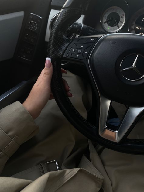 Mercedes Mercedes Girl Aesthetic, Mercedes Benz Aesthetic, Car Woman, 200 Aesthetic, Mercedes Aesthetic, Mercedes Girl, Baby Cars, Mercedes Interior, Car Vibes