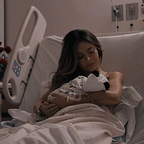 Mafia Pregnant Aesthetic, Hospital Baby Photos, Baby Hospital Pictures, Look Kylie Jenner, Hospital Pictures, Hospital Photos, Moms Goals, Mommy Goals, Baby Momma