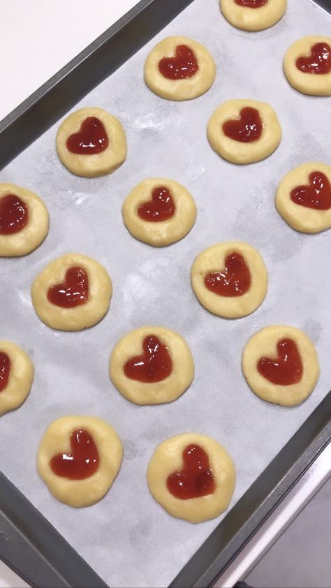 Explore page Pinterest viral heart jam cookies aesthetic inspo cookies heart coquette Pinterest Heart Cookies, Heart Jam Cookies, Heart Cookies Recipe, Pinterest Cookies, Cookies Aesthetic, Quick Dessert Recipes, Cookies Sugar, Jam Cookies, Eat Cookies