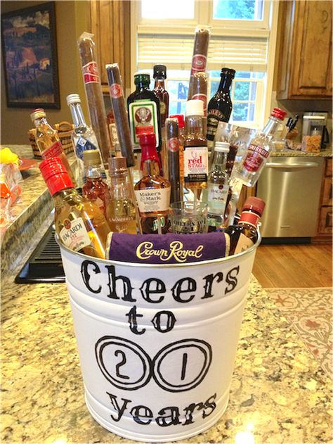 35 Easy DIY Gift Ideas People Actually Want -- A liquor bouquet! Booze Bouquet, Liquor Bouquet, Mini Liquor Bottles, Cadeau Diy, Easy Diy Gifts, Crafty Gifts, 21st Birthday Gifts, Liquor Bottles, Great Birthday Gifts