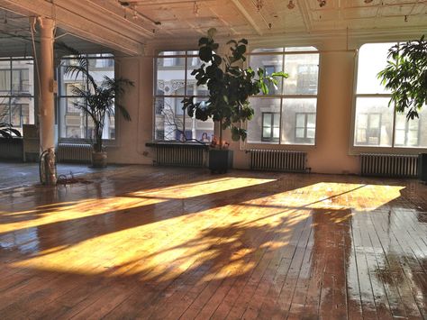 Warehouse Loft Apartment, Nyc Loft Apartment, New York Apartment Interior, Loft Aesthetic, Warehouse Apartment, Industrial Loft Design, Warehouse Living, Nyc Loft, Warehouse Loft