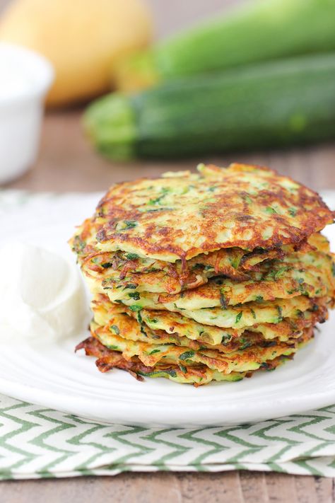 Zucchini Fritters are a perfect easy meal that you can whip up any time for a satisfying breakfast, lunch or … Potato And Zucchini Recipes, Potato And Courgette Recipes, Zuchinis Fritters Recipe, Fritters Zucchini, Zucchini Potatoes Fritters, Zucchini Carrot Potato Patties, Zucchini Fritters No Egg, Zucchini Zoodles, Zucchini Fritters Recipe