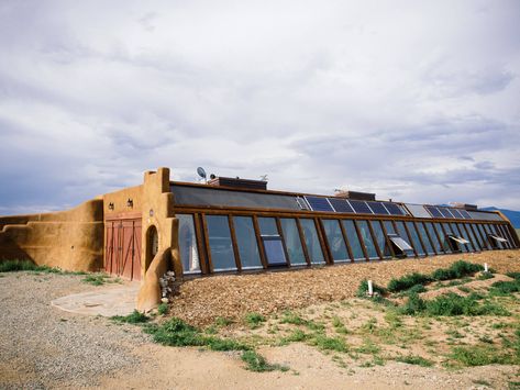 I Stayed in an Earthship: Eco Living in the High Desert 3 Earthships Taos New Mexico, Solarpunk Desert, Earthship Community, Tiny Community, Desert Homestead, Maison Earthship, Garden Betty, Earth Ships, Bio Architecture