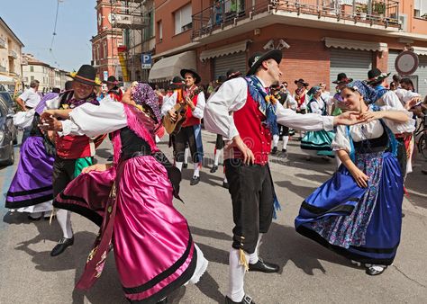 France Toulouse, Folk Festival, Traditional Dance, Folk Dance, Dance Photos, Folk Music, Folk Costume, People Of The World, Toulouse