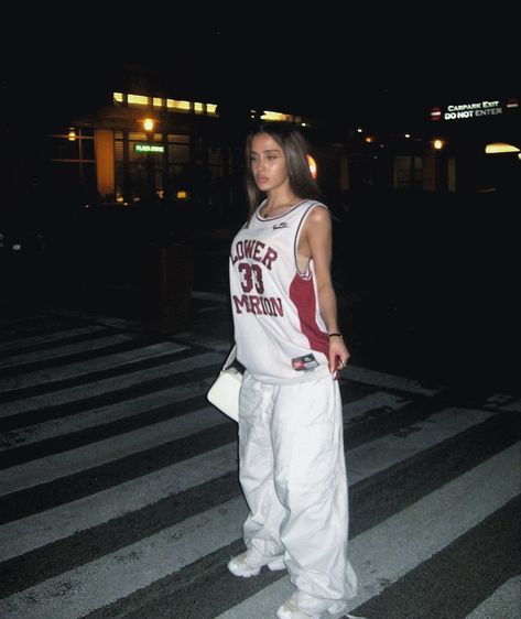 90s Baggy Fashion, Baggy 90s Outfit, 90s Baggy Style, 90s Street Fashion, Y2k Jersey, Basketball Fashion, 90s Street Style, 90s Inspired Outfits, Outfit Top