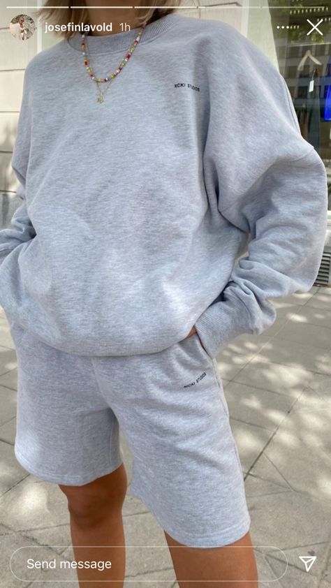 Grey Sweat Shorts Outfit Aesthetic, Orange Sweat Shorts Outfit, Sweat Shirt And Shorts Outfit, Shorts Tracksuit Outfit, Sweat Set Shorts, Sweatshirt And Shorts Set, Sweat Set Outfits Aesthetic, Long Sweatshorts Outfit, Sweatshorts Shorts Outfit Women