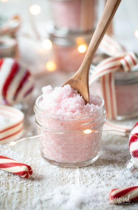 Diy Peppermint Sugar Scrub, Christmas Sugar Scrubs, Sugar Scrub Diy Peppermint, Peppermint Sugar Scrub, Peppermint Scrub, Diy Sugar Scrub Recipe, Peppermint Recipes, Peppermint Sugar Scrubs, Body Scrub Recipe