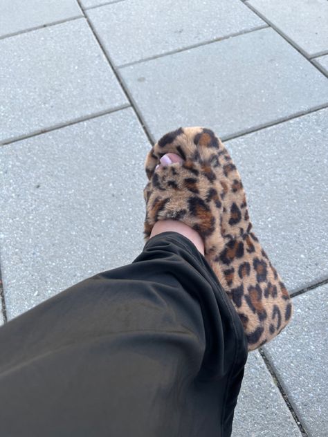 Leopard print fuzzy platform shoes by Steve Madden Fuzzy Sandals, Fuzzy Top, Steve Madden Platform, Pretty Shoes Sneakers, Shoe Print, Pretty Shoes, Fabulous Fashion, Platform Shoes, Platform Sandals